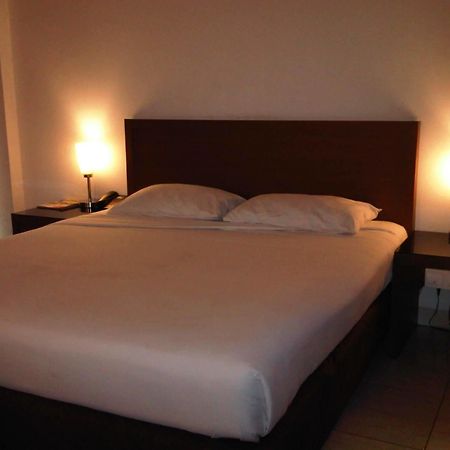 Hotel Lucky Inn Manado Exterior foto