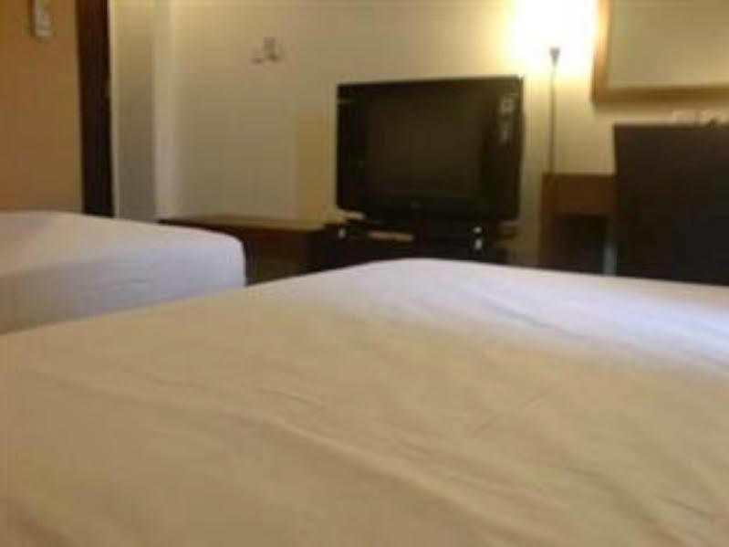 Hotel Lucky Inn Manado Exterior foto