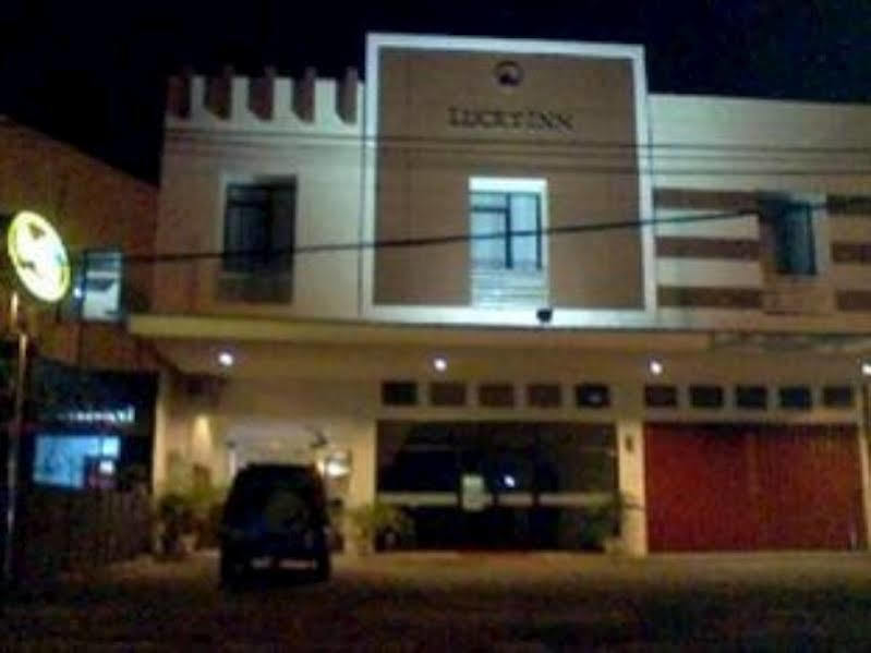 Hotel Lucky Inn Manado Exterior foto